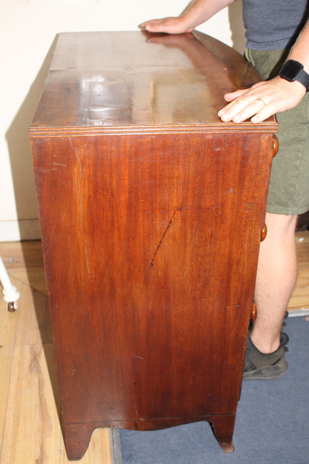 A Regency mahogany bowfront chest of two short and two graduated long drawers, on swept bracket feet, W.92cm D.50cm H.93cm